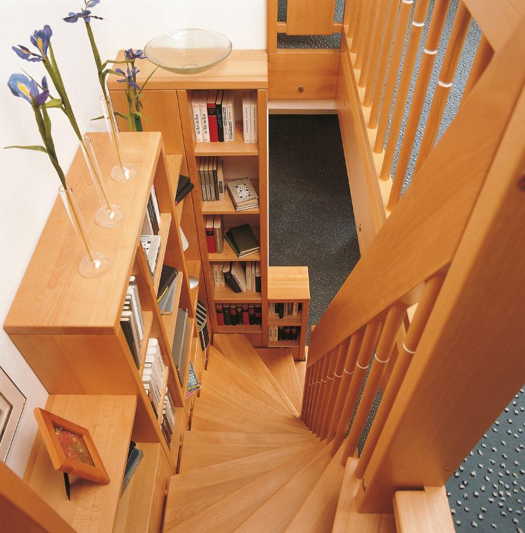 Holztreppe Konstruktion Systemtreppe als Bibliothektreppe mit Bücherregal