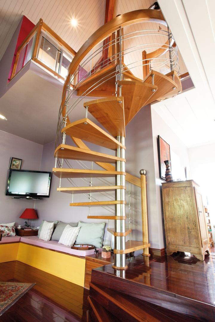 Holztreppe Spindeltreppe mit Edelstahl Relingund Brüstungsgeländer mit Glasfüllung im Treppenhaus