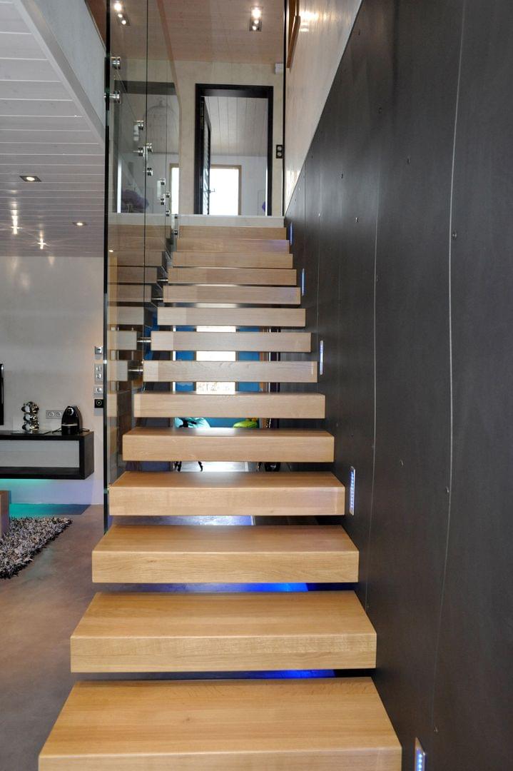 Holztreppe EGO gerade Kragarmtreppe ohne Handlauf mit Glaswand mit Treppenlicht