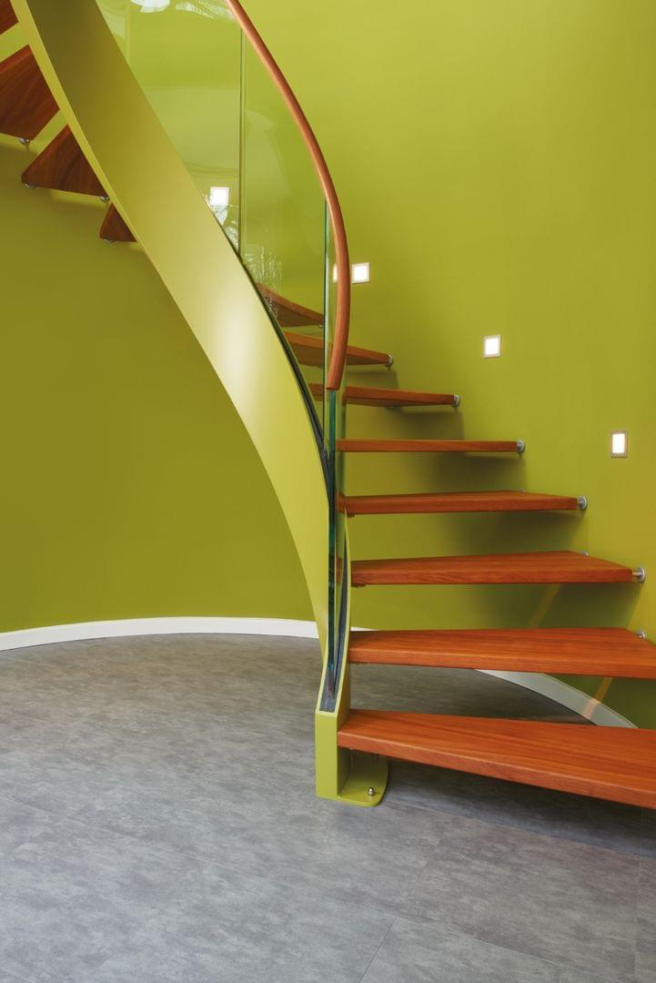 Systemtreppe mit Glasgeländer und Holzhandlauf mit Treppenlicht
